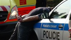 Dva opilí mladíci pořvávali na záchranáře, kteří jeli pro pacienta s alergickou... Dva opilí mladíci pořvávali na záchranáře, kteří jeli pro pacienta s alergickou...