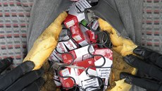 Celníci odhalili pašeráky, kteří cigarety ukryli v autě. Celníci odhalili pašeráky, kteří cigarety ukryli v autě.