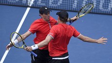 Bratři Bryanové slaví triumf ve finále turnaje ve Washingtonu. Bratři Bryanové slaví triumf ve finále turnaje ve Washingtonu.