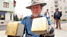 Německý umělec Gunter Demnig a jeho kameny zmizelých - Stolpersteine. Německý umělec Gunter Demnig a jeho kameny zmizelých - Stolpersteine.