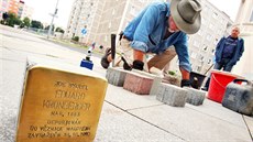 Nmecký umlec Gunter Demnig a jeho kameny zmizelých - Stolpersteine.