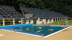 Bazén na Rusavě je napojený na systém solárních kolektorů. Bazén na Rusavě je napojený na systém solárních kolektorů.