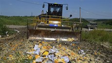 Buldozer zahrnuje sýr na skládce v Belgorodské oblasti. Buldozer zahrnuje sýr na skládce v Belgorodské oblasti.