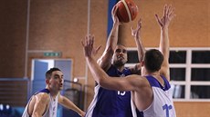 Momentka z tréninku české reprezentace. Blake Schilb zakončuje přes Petra Bendu. Momentka z tréninku české reprezentace. Blake Schilb zakončuje přes Petra Bendu.