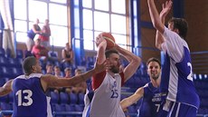 Momentka z tréninku české reprezentace. David Jelínek (u míče) hledá volného... Momentka z tréninku české reprezentace. David Jelínek (u míče) hledá volného...
