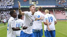 Fotbalisté Baníku Ostrava slaví trefu proti Spart, elem je autor gólu Martin...