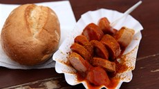 Nejtypitjí delikatesou Berlína je proslulý curry wurst.