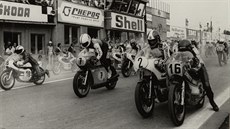 Giacomo Agostini se startovním číslem 2 se hned na startu pětistovek „poťukal“... Giacomo Agostini se startovním číslem 2 se hned na startu pětistovek „poťukal“...