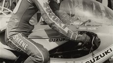 Barry Sheene na Suzuki patil k favoritm na stupn vítz v pllitrech. Jene...