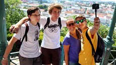 U hradu Špilberk se mladí fotí pomocí selfie tyče velmi často. U hradu Špilberk se mladí fotí pomocí selfie tyče velmi často.