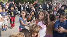 Z návtvy eské filharmonie v romských osadách na Slovensku