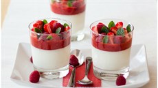 Panna cotta s jahodovo-malinovým přelivem Panna cotta s jahodovo-malinovým přelivem