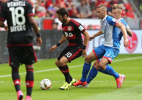 Hakan Calhanoglu (vlevo) kontroluje mí ped Pavlem Kadeábkem.