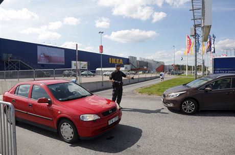 Mu v prodejn firmy IKEA ve védském Vasterasu pobodal nkolik lidí. Dva...