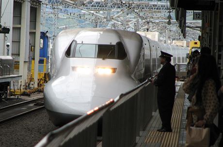 Rozlehlé Japonsko protíná sí vysokorychlostních tratí inkanzen. Snímek ze stanice Kjóto.