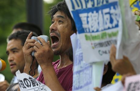 Protest proti spoutní reaktoru v jaderné elektrárn Sendai 11. srpna 2015