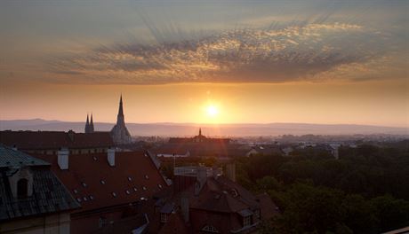 Panorama Olomouce s katedrálou svatého Václava bhem východu letního slunce na...