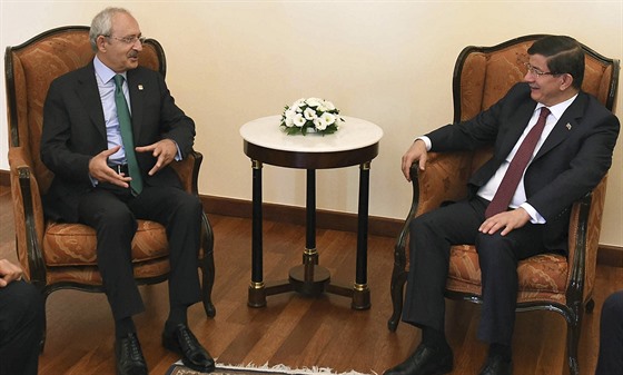 Turecký premiér Ahmed Davutoglu pi schzce s  vdcem Lidové republikánské...
