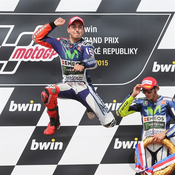 Po závod v Brn takhle jásal Jorge Lorenzo, Valentino Rossi vpravo posmutnle klopil oi. Jak to bude vypadat ve Valencii? 