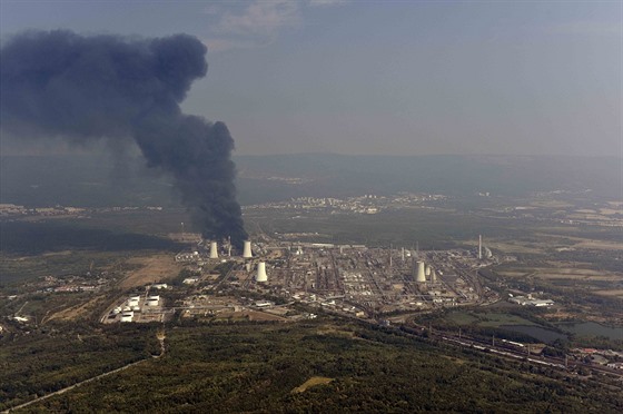 Letecké zábry poáru v areálu chemiky Unipetrol v  Záluí u Litvínova.