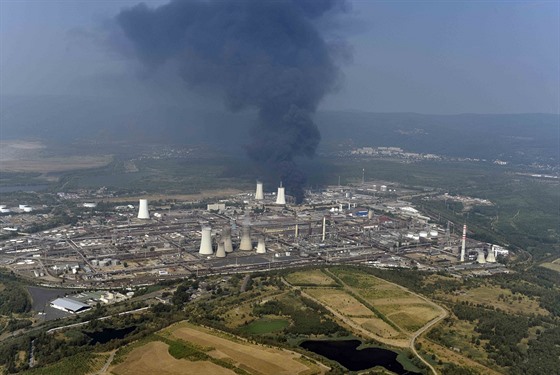 Letecké zábry poáru v areálu chemiky Unipetrol v  Záluí u Litvínova.