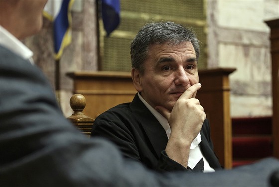 ecký ministr financí Euklid Tsakalotos bhem jednání v eckém parlamentu.