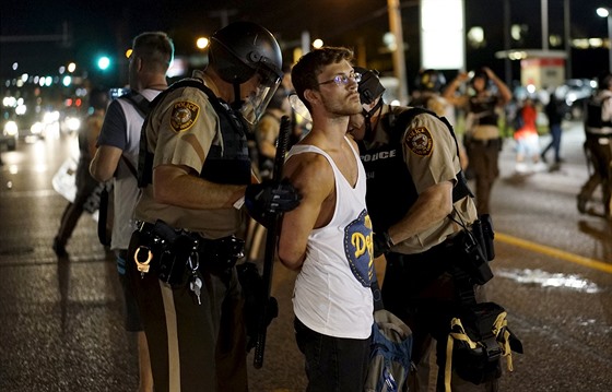 Policie ve Fergusonu zadrela padesát demonstrant (10. srpna 2015).