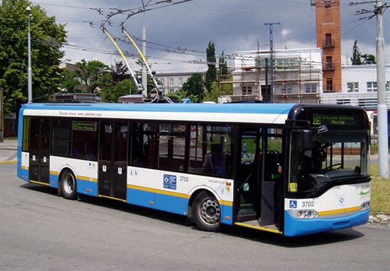 Kámen proletl skrz autobus a rozbil pravé i levé okno. (Ilustraní snímek)