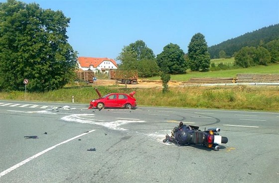 koda Fabia vyjela z vedlejí silnice a stetla se s motorkáem, který byl na...