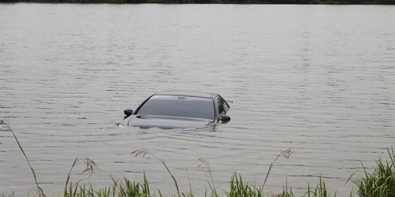 idi se na Píbramsku zalekl letícího ptáka a strhl volant do rybníka. ...