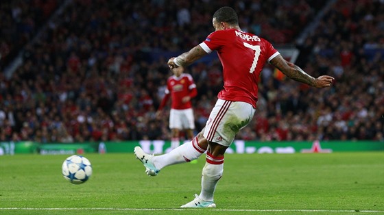 Memphis Depay z Manchesteru United skóruje.