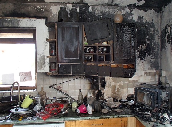 Zdevastovaná kuchy po poáru v dom na Trutnovsku (11.8.2015).