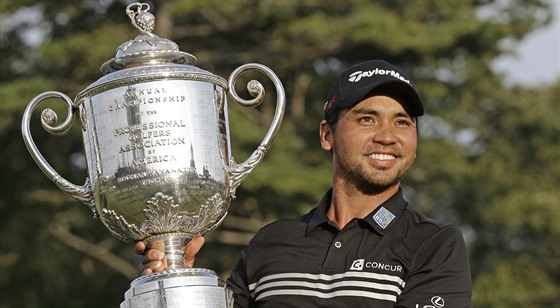 Australský golfista Jason Day s trofejí pro vítze turnaje ve Whistling Straits...