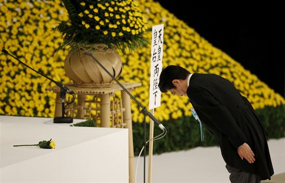 Japonský premiér Abe se uklonil památce padlých bhem druhé svtové války (15....