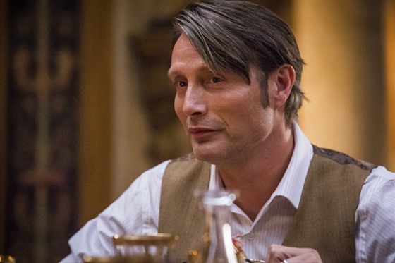 Mads Mikkelsen v tetí ad seriálu Hannibal.
