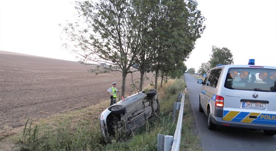 idi se na silnici mezi Medlovem a Úsovem vnoval více svému mobilu ne ízení...