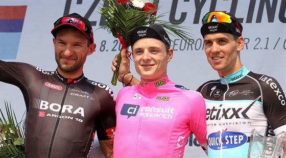 Ti nejlep z Czech Cycling Tour: uprosted celkov vtz Petr Vako, vlevo je...