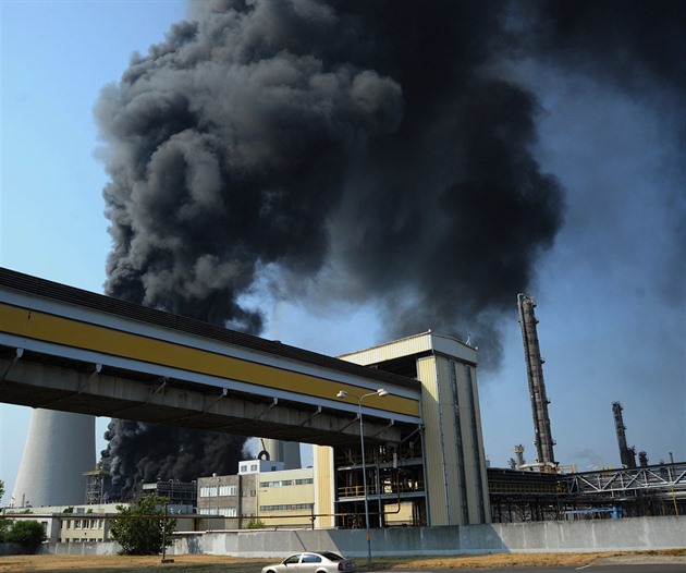 Poár po výbuchu v areálu chemického závodu Unipetrol v Záluí u Litvínova.