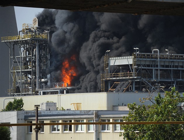 Poár po výbuchu v areálu chemického závodu Unipetrol v Záluí u Litvínova.