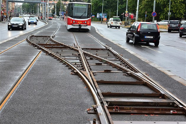 V Plzeské ulici od Andla k zastávce MHD Kavalírka je doprava svedena jen do...