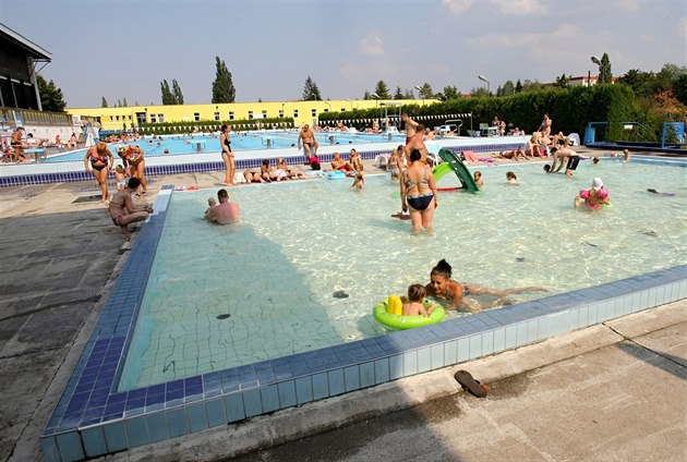 Venkovní koupalit plaveckého areálu v Plzni na Slovanech. (13. srpna 2015)