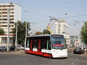 Nová tramvaj 15T4 ForCity Alfa zatáí na Pankráci do ulice Na Veselí.
