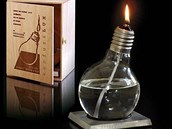 Olejová lampa ve tvaru žárovky (12×12×18 cm) na kovovém podstavci je z... Olejová lampa ve tvaru žárovky (12×12×18 cm) na kovovém podstavci je z...