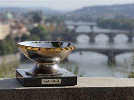 Pohár pro budoucí evropské ampiony dohlíí na mosty na Vltav.