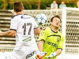 Souboj hradeckho fotbalisty (v blm) s pardubickm glmanem