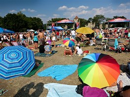 Tisíce lidí proudily v pátek a v sobotu do areálu hradu Veveí na festival...