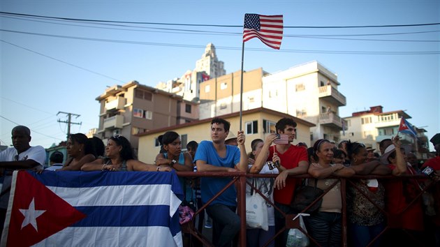 Lid se shromdili v Havan na ceremonil otevrn americk ambasdy. (14. srpna 2015)