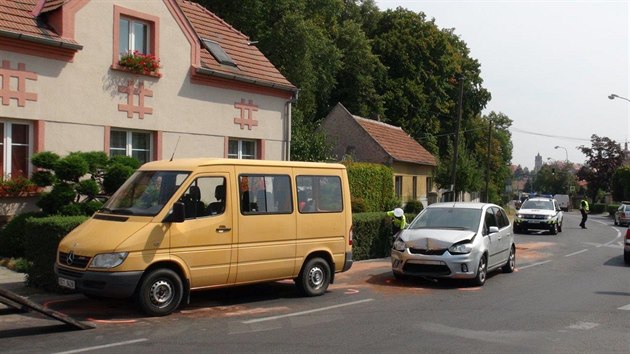 V Brandse nad Labem havarovala opil ena, kter narazila do dodvky. (14. srpna 2015)