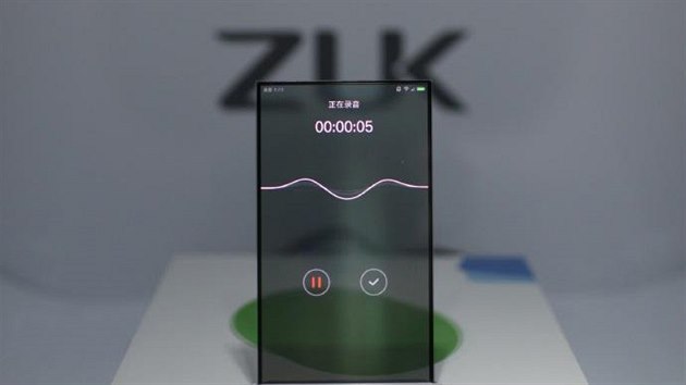 Prototyp smartphonu s prhlednm displejem od znaky ZUK.