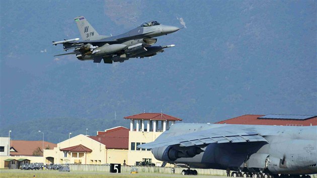 Americk sthaka F-16 pistv na zkladn Incirlik na jihu Turecka (9. srpna 2015)